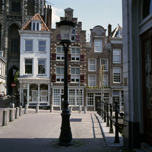 119991 Gezicht op de voorgevels van de huizen Lichte Gaard 1 (links)- 3 te Utrecht; links de Servetstraat met op de ...